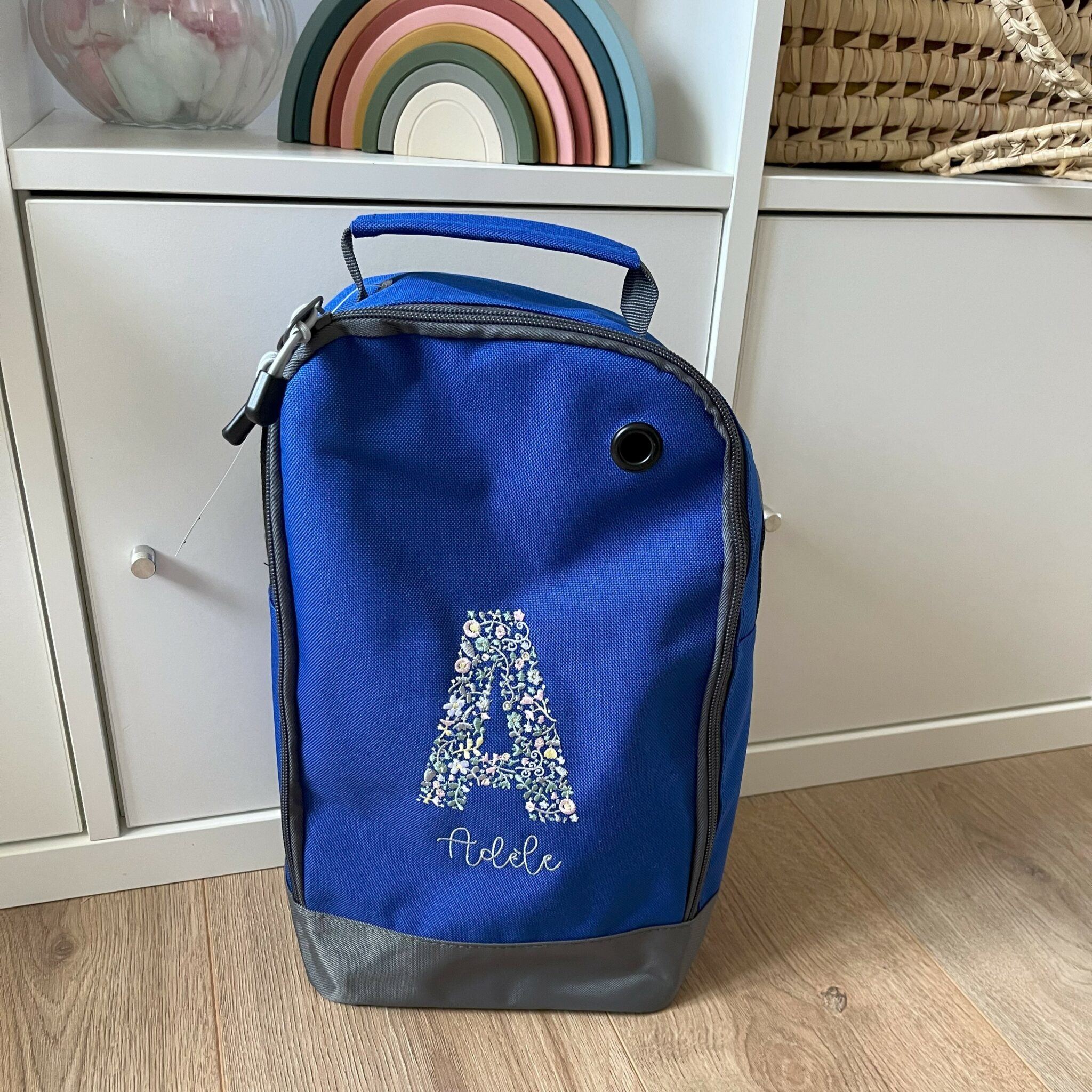 Le sac à chaussures lettrine