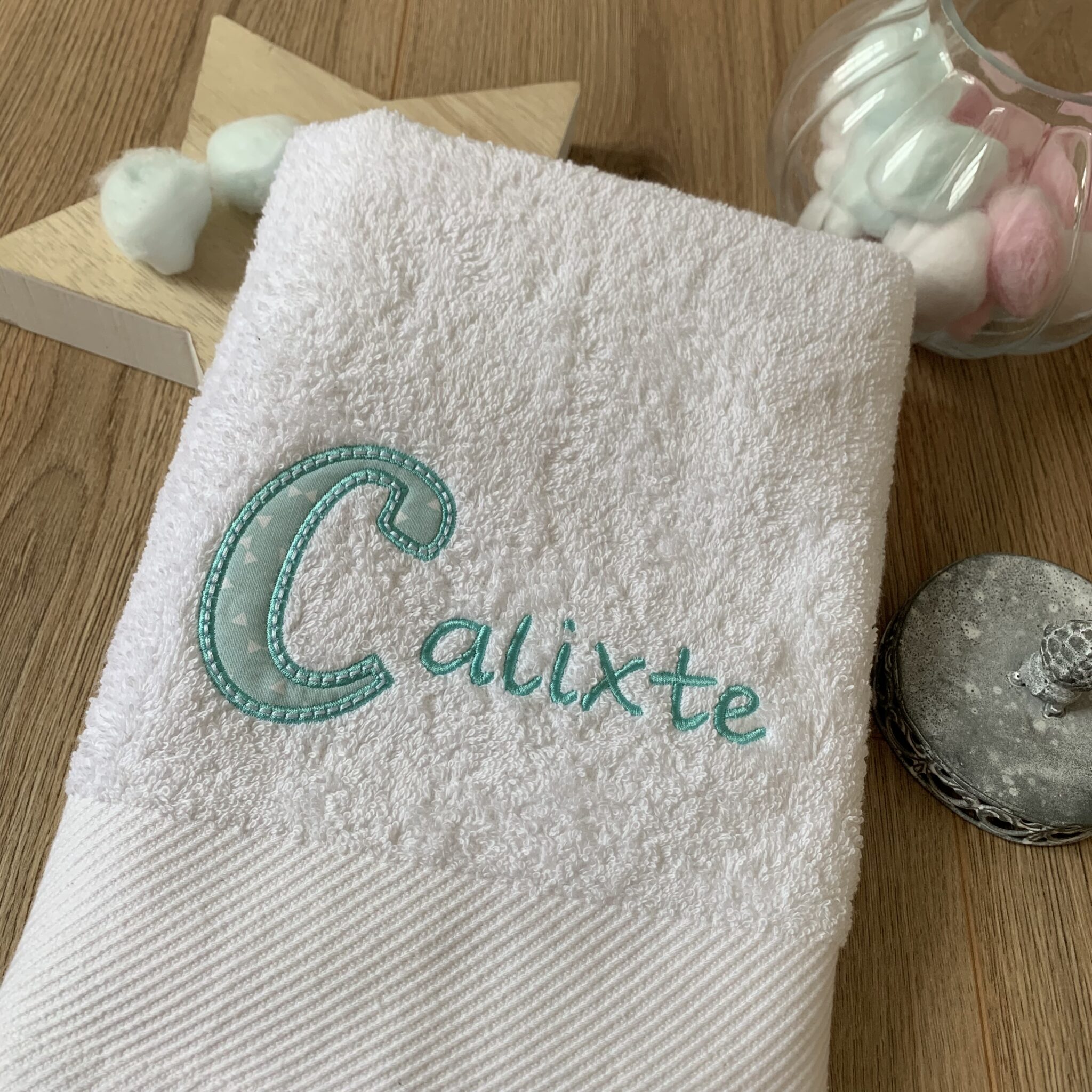 La serviette de toilette (50/100cm) lettrine