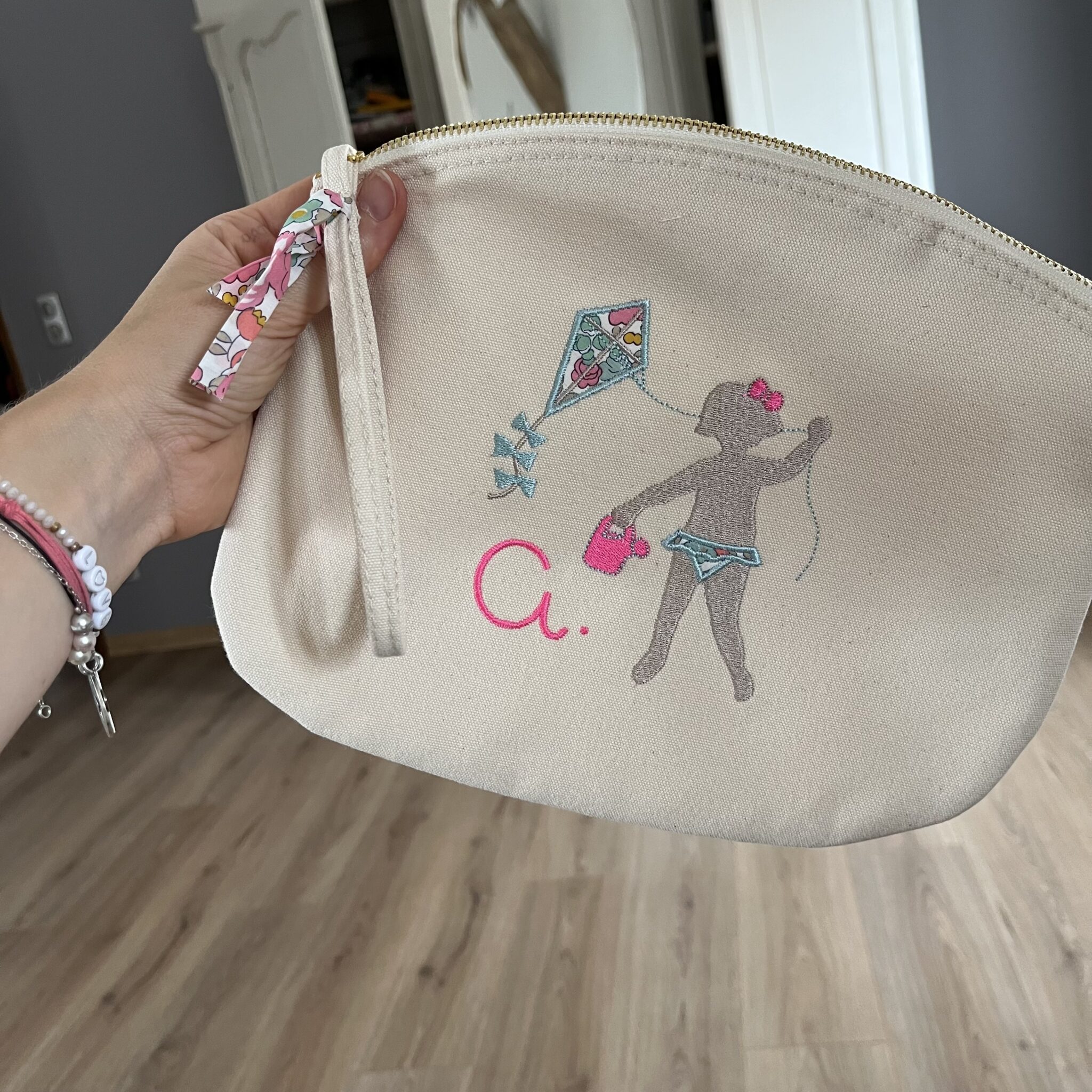 La trousse plate arrondie