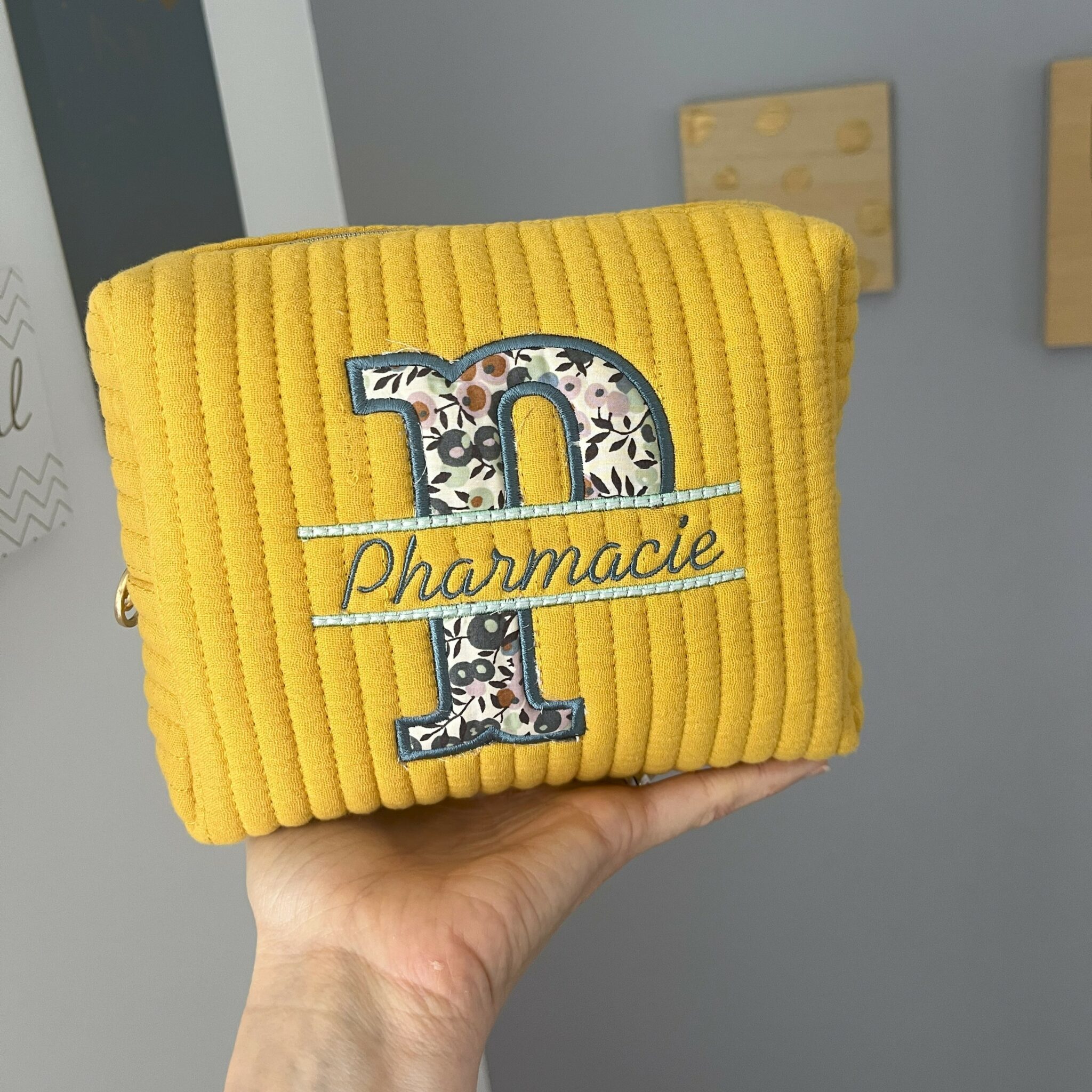 La trousse de toilette avec lettrine