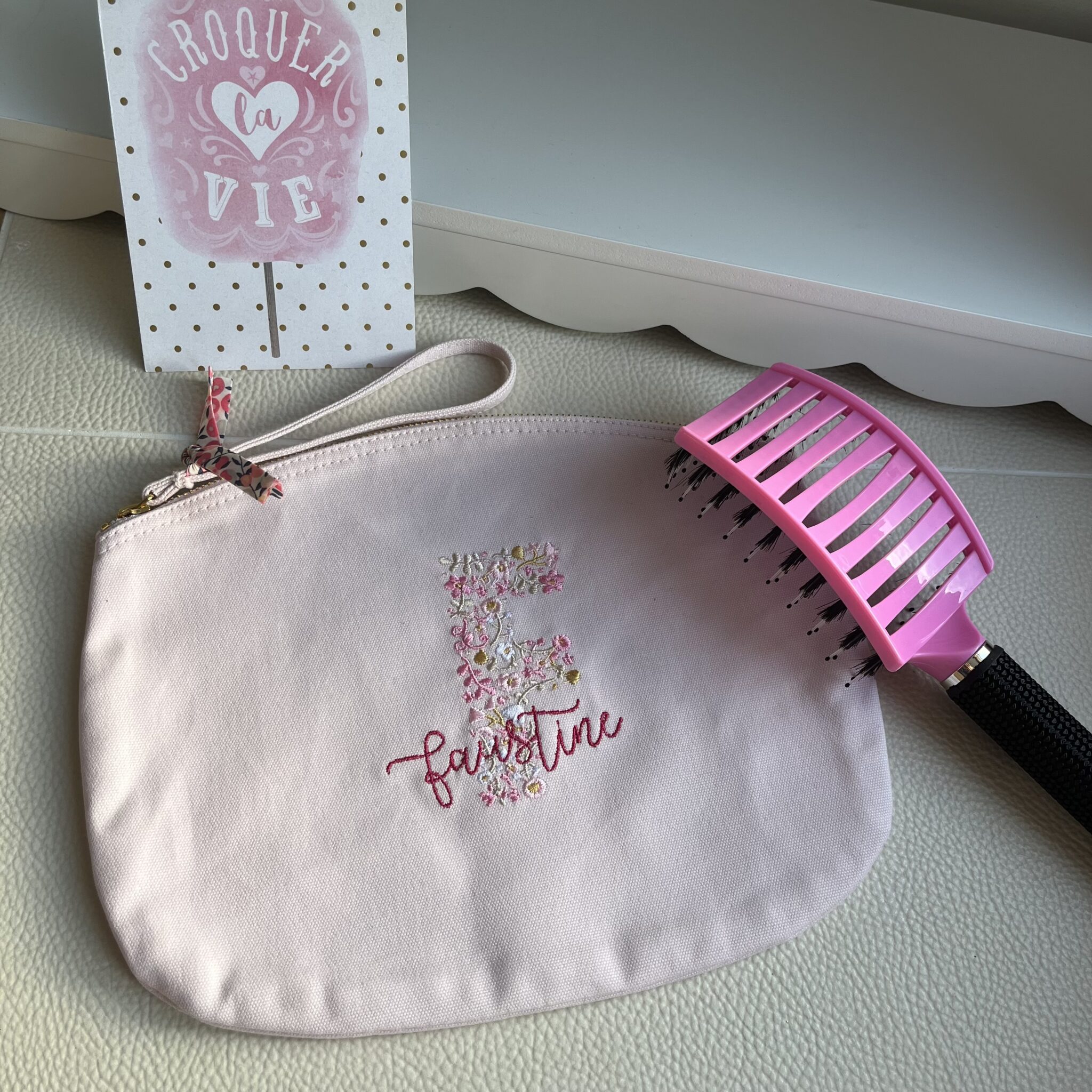 La trousse plate arrondie avec lettrine
